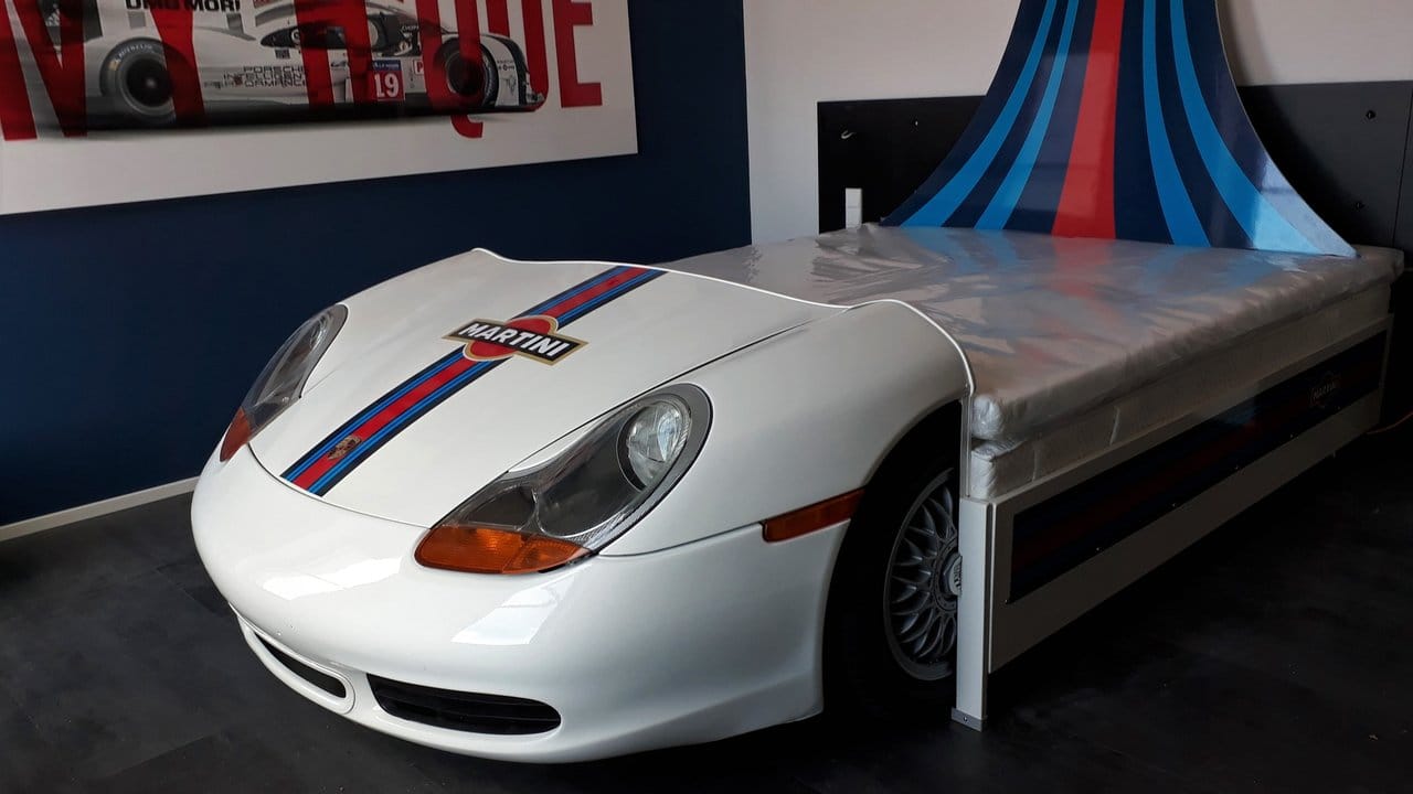 Manch ein Autofahrer träumt vom Porsche-Bett - Profi-Hersteller von Automöbeln machen es möglich.