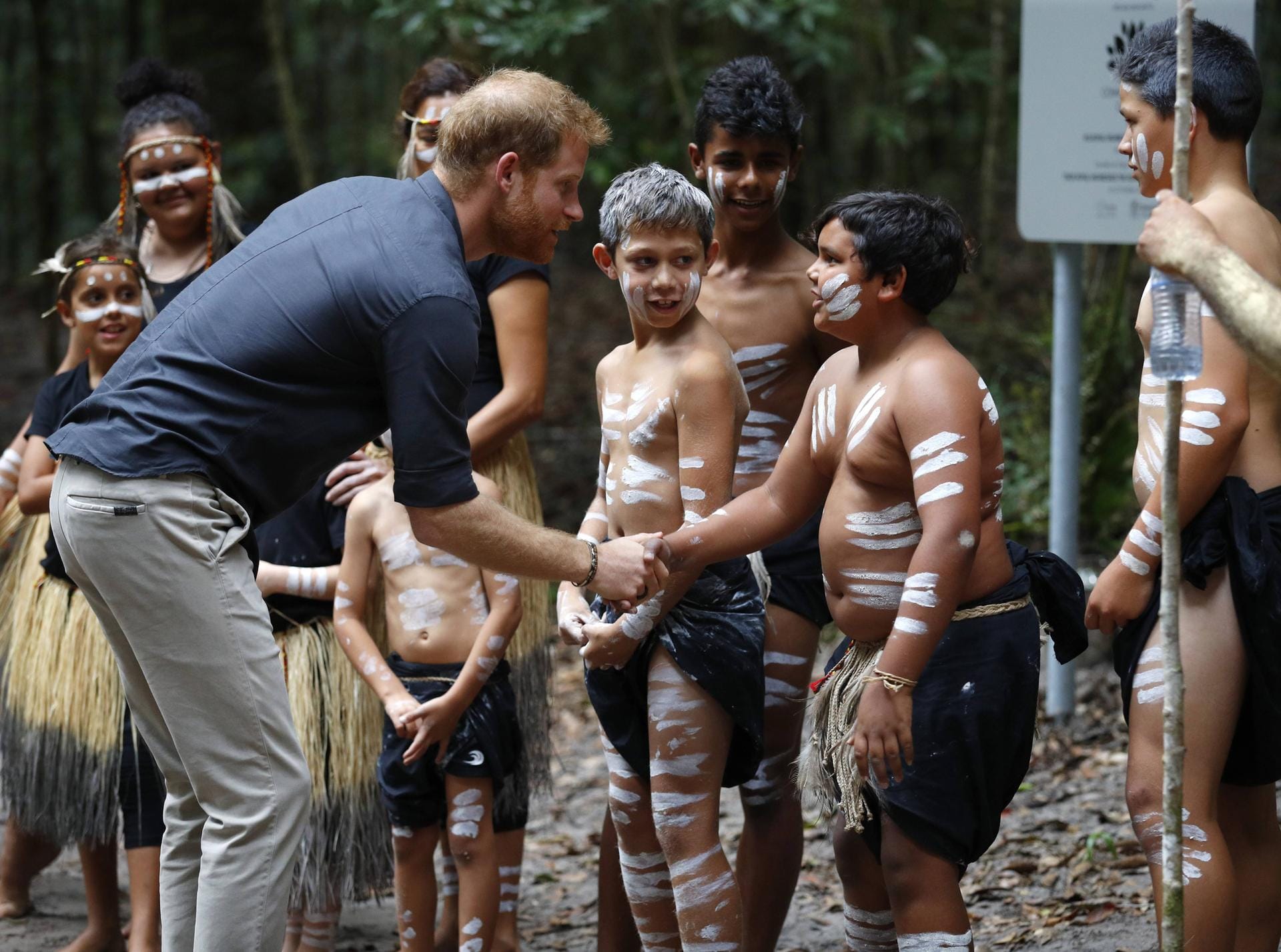 Am selben Tag macht Prinz Harry ohne Herzogin Meghan einen Ausflug: In Pile Valley trifft er die Butchullas, einen Stamm der australischen Ureinwohner.