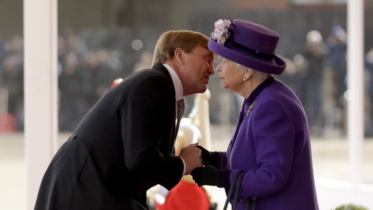 König Willem-Alexander der Niederlande muss in die Knie gehen, um der britischen Queen ein Küsschen zu geben.