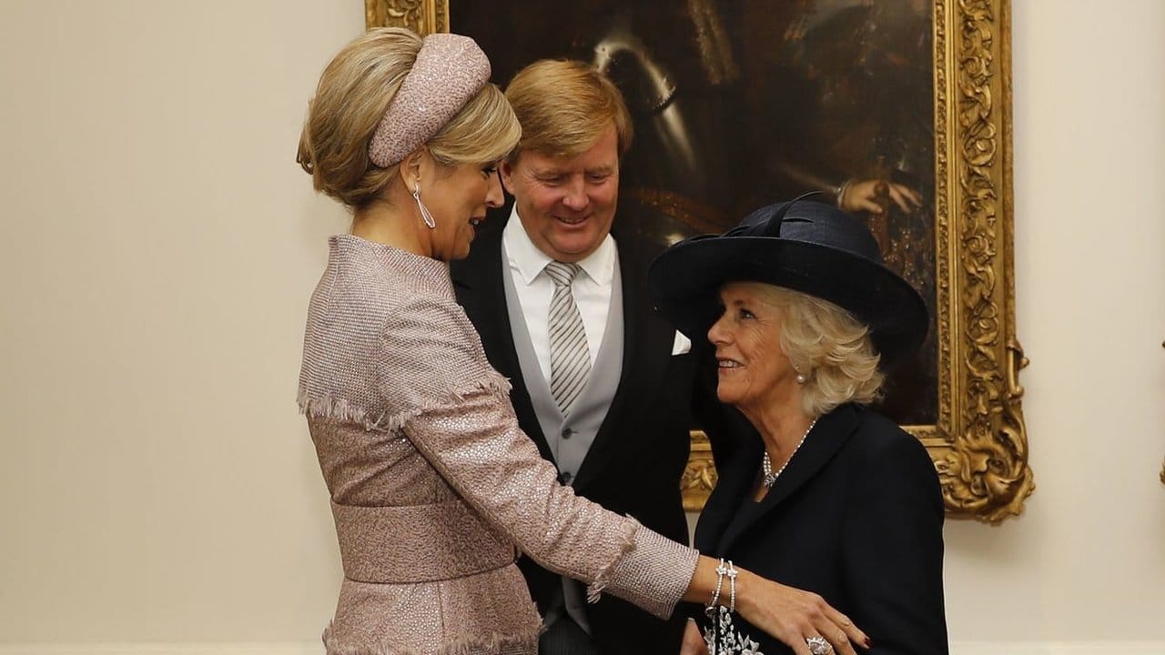 Herzogin Camilla (r) macht einen Knicks vor Königin Máxima.
