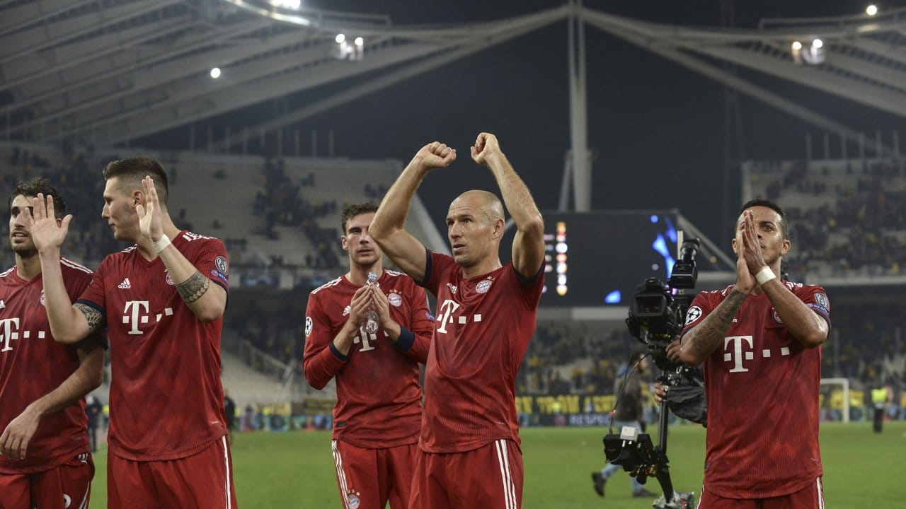 Der FC Bayern freut sich über einen wichtigen 2:0-Auswärtserfolg.