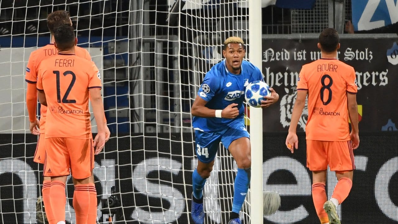 Mit seinem Tor zum 3:3-Endstand in der Nachspielzeit rettet Joelinton (M) Hoffenheim im Spiel gegen Lyon einen Punkt.