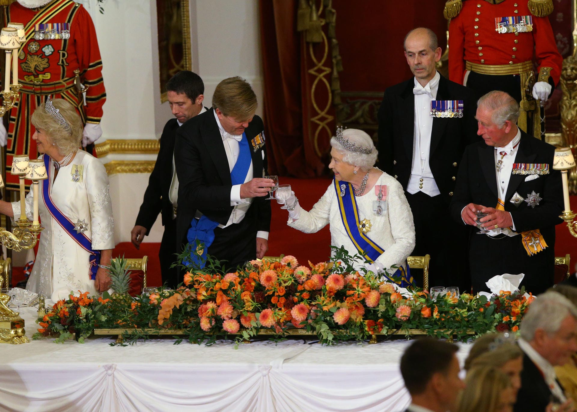 Ein Toast auf die Freundschaft: König Willem-Alexander und die Queen prosten sich zu.