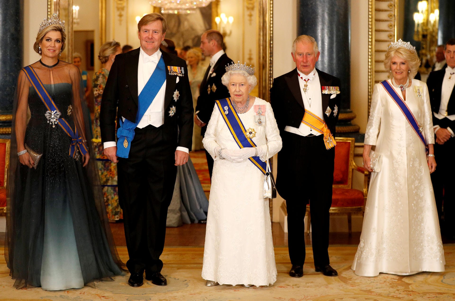 Gruppenfoto: Königin Máxima, ihr Ehemann Willem-Alexander und die Queen posieren gemeinsam mit Prinz Charles und Herzogin Camilla für ein Foto.