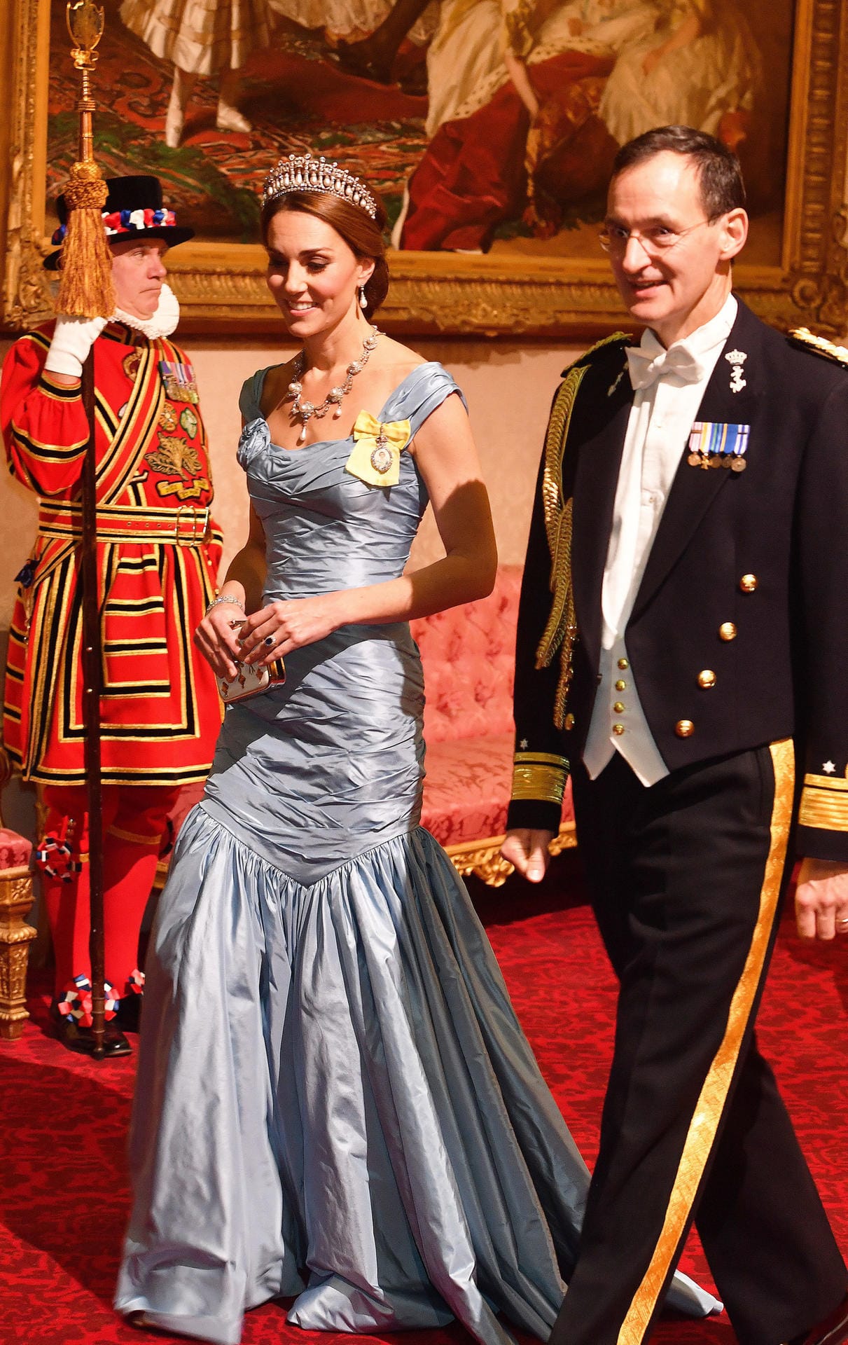 Herzogin Kate: Zum Staatsbankett erschien die Ehefrau von Prinz William in einem eisblauen Kleid mit Raffungen.