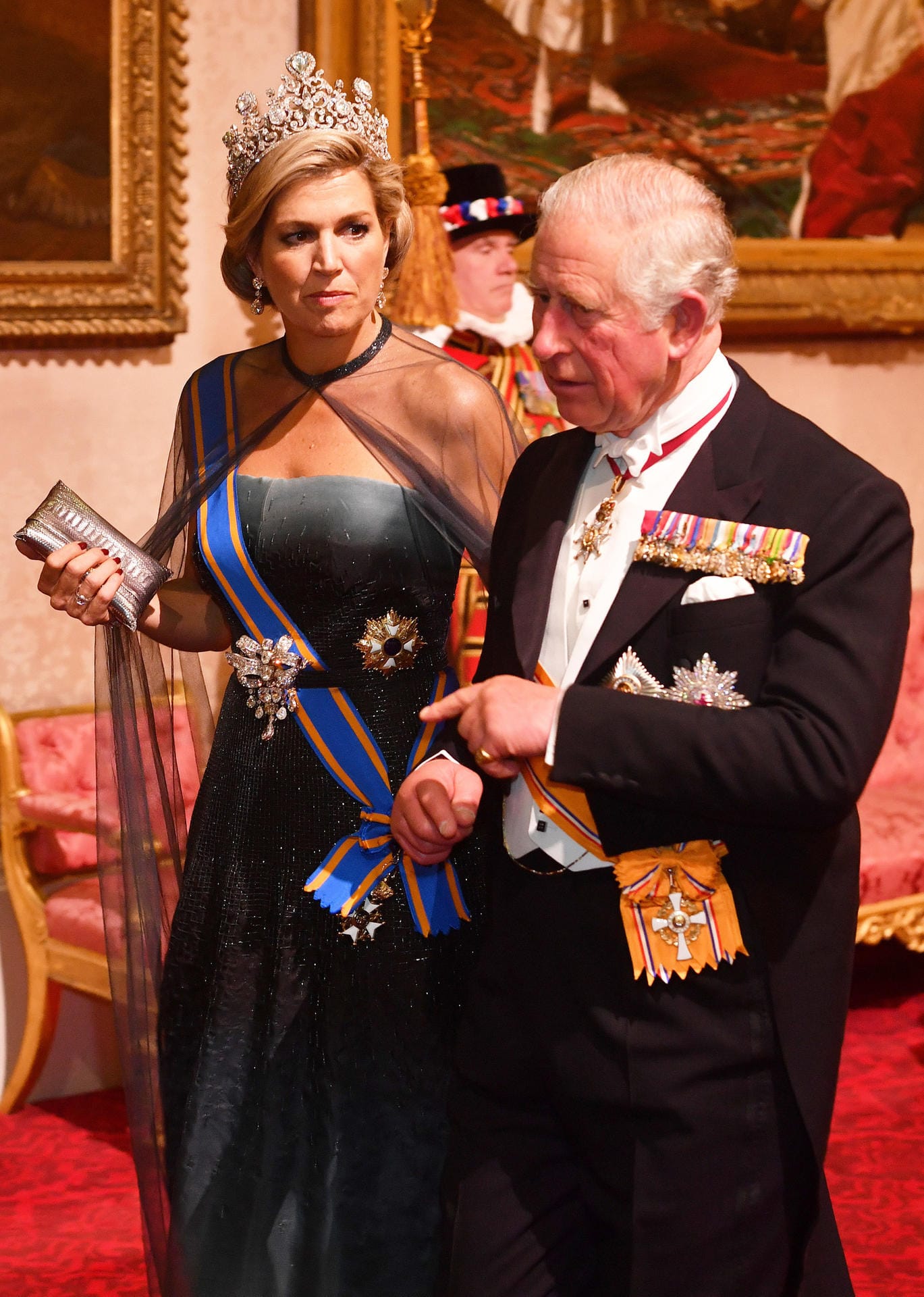Königin Máxima: An der Seite von Prinz Charles zeigte sich die gebürtige Argentinierin in einem Kleid mit Ombre-Verlauf.