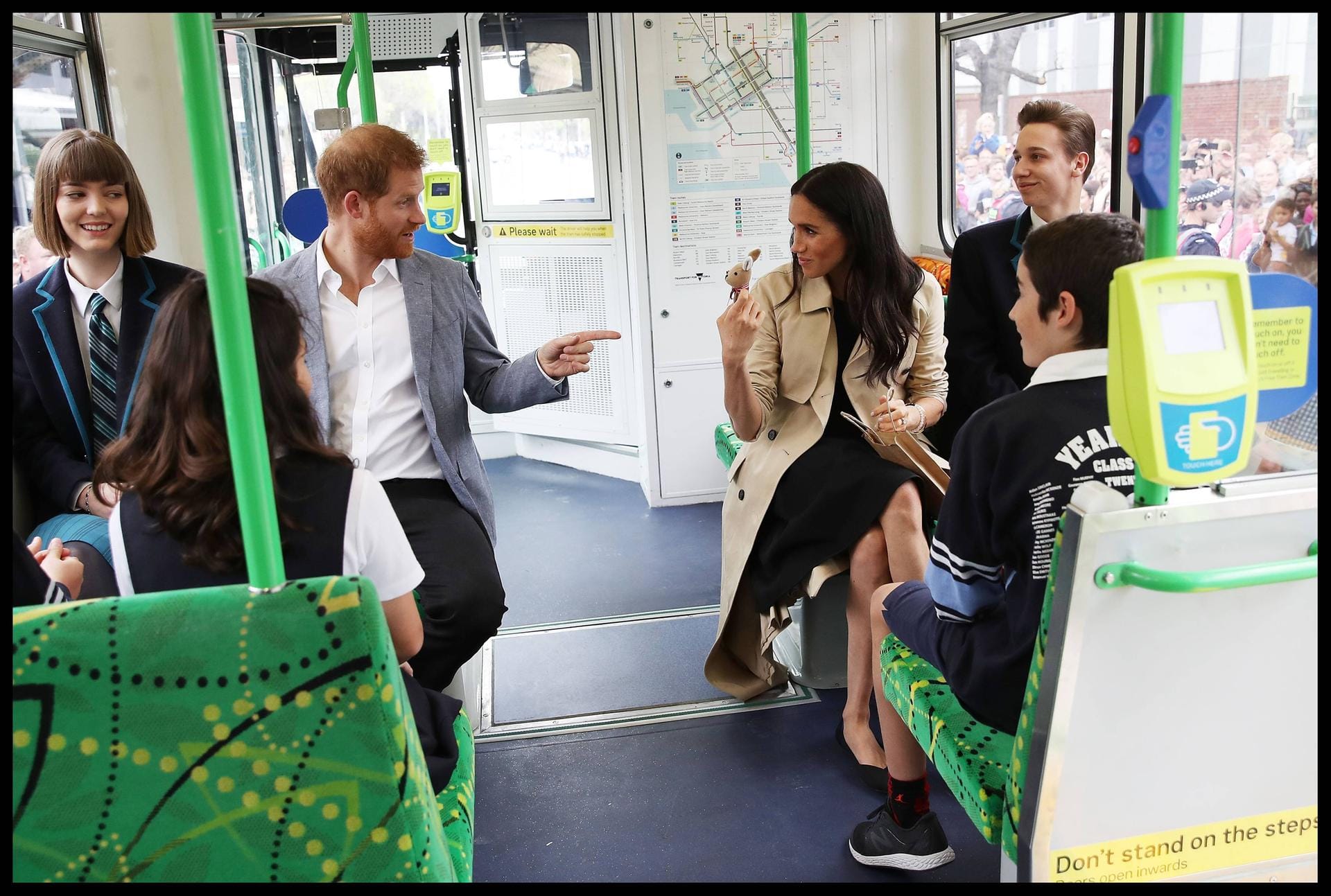 Die Royals fahren mit Schülern in einer Tram durch Melbourne.