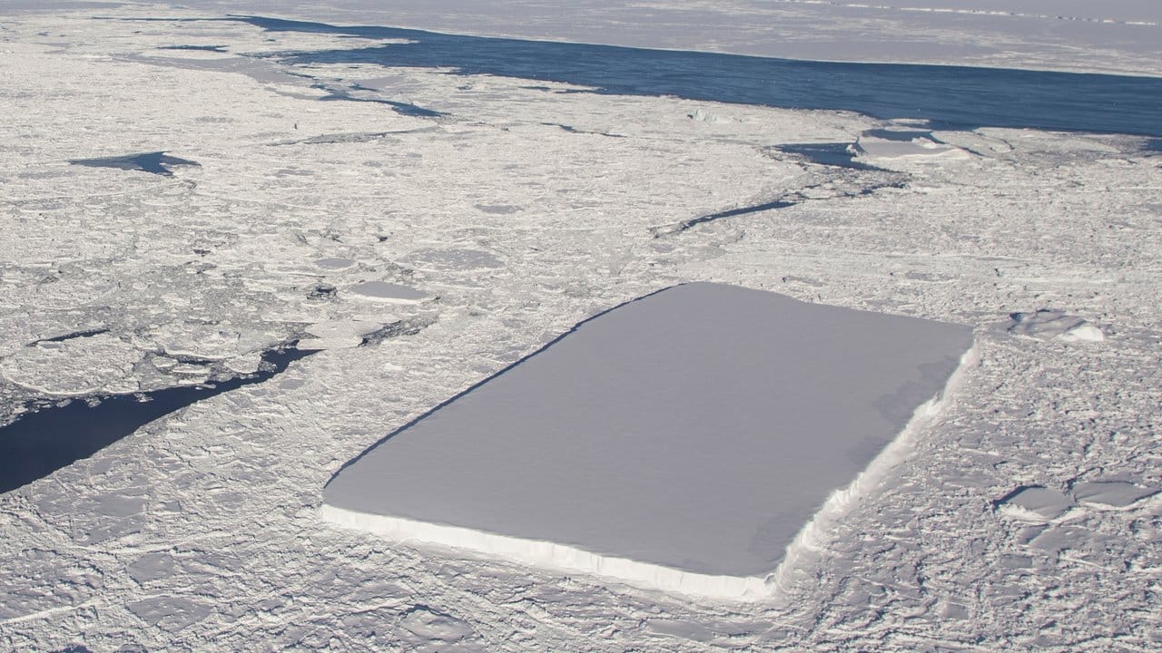 Diesen rechteckigen tafelförmigen Eisberg hat die Nasa im Norden der Antarktis entdeckt.