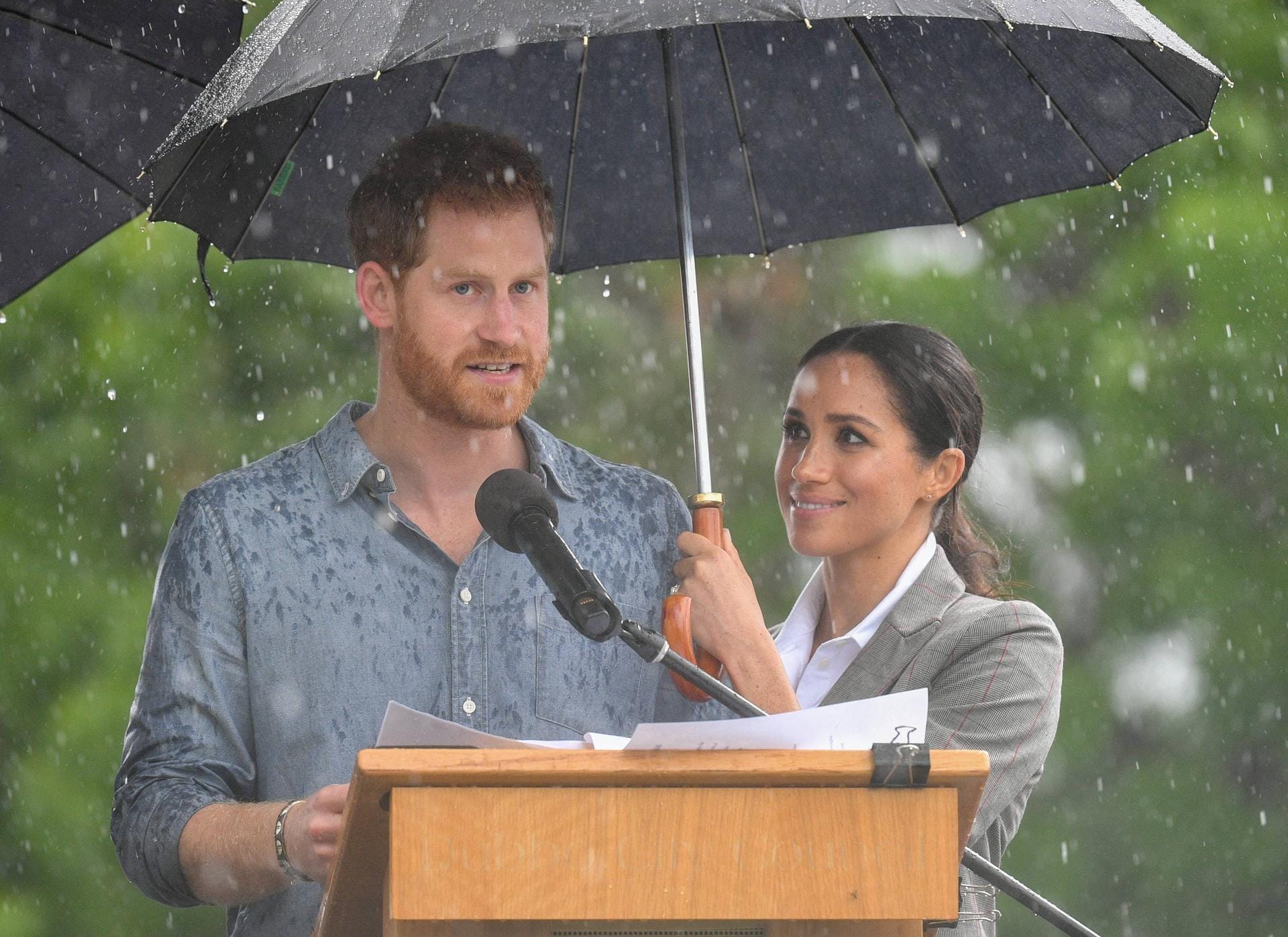 Muntere Stimmung trotz Regen: Prinz Harry bei einer Rede in Dubbo.