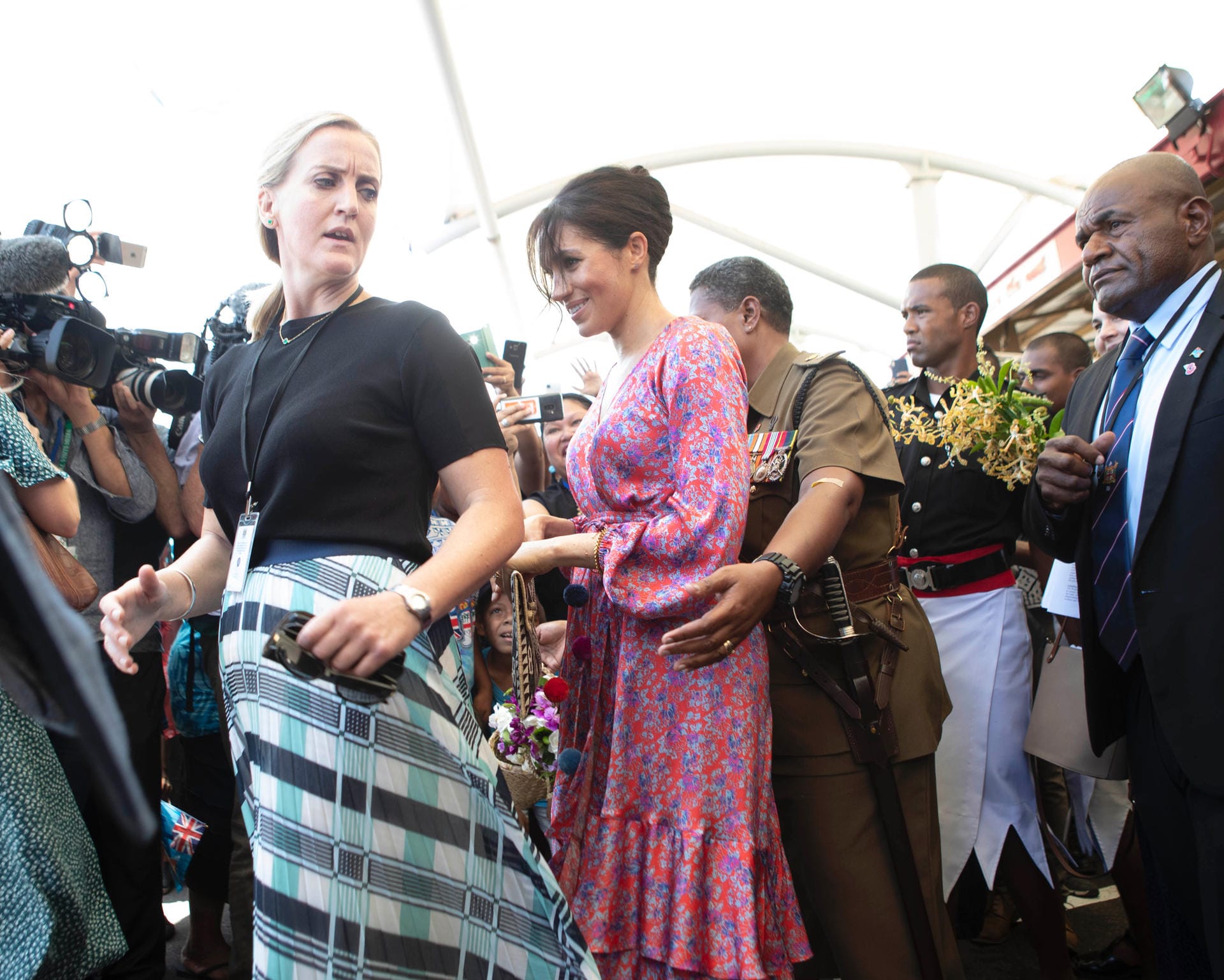 Meghan beim Besuch eines Marktes in Suva: Wegen des zu großen Ansturms der Fans musste die schwangere Herzogin von ihren Leibwächtern in Sicherheit gebracht werden.