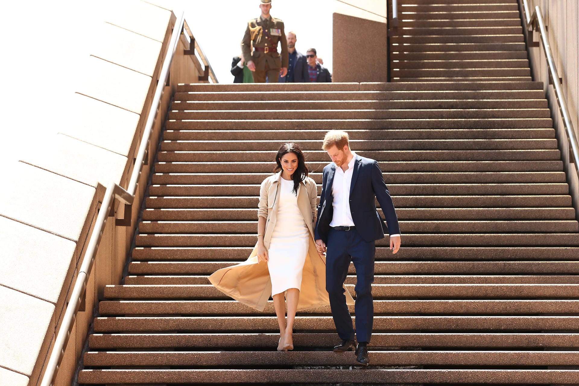 Tag 1: Ankunft beim Opernhaus in Sydney. Hier beginnt die Australienreise von Prinz Harry und Herzogin Meghan. Insgesamt 16 Tage reist das frisch verheiratete Paar durch Australien, die Fidschi-Inseln, Tonga und Neuseeland.