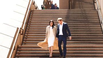 Tag 1: Ankunft beim Opernhaus in Sydney. Hier beginnt die Australienreise von Prinz Harry und Herzogin Meghan. Insgesamt 16 Tage reist das frisch verheiratete Paar durch Australien, die Fidschi-Inseln, Tonga und Neuseeland.
