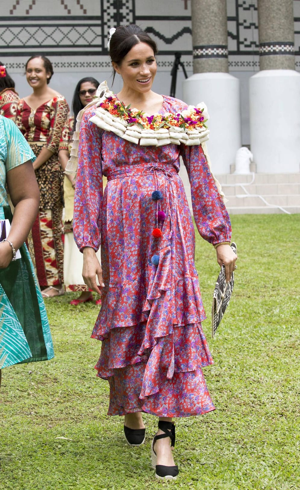24. Oktober 2018: Beim Besuch der Universität von South Pacific betont Herzogin Meghan ihren Babybauch mit einem Hippie-Kleid.