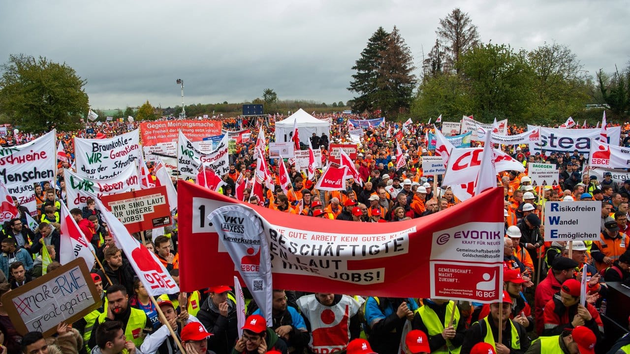 Während einer Tagung der Kohlekommission im nordrhein-westfälischen Bergheim kamen tausende Kohlebefürworter um gegen einen schnellen Ausstieg aus der Braunkohle zu protestieren.