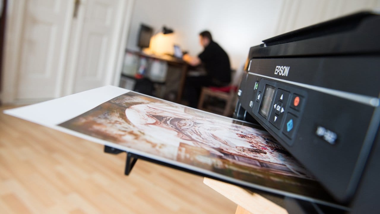 Mit einem Tintenstrahl-Fotodrucker kann man daheim sehr hohe Fotoqualität erzielen - ganz billig sind spezielles Fotopapier und hochwertige Tinte aber nicht.