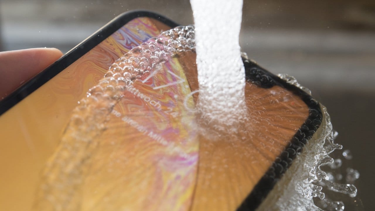 Das Gehäuse des iPhone XR ist nach der Norm IP67 gegen Staub und Spritzwasser geschützt.