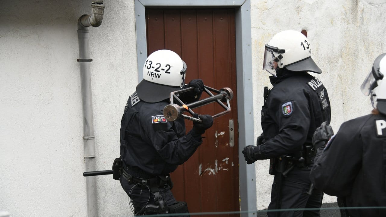 Nach der Räumung eines Protestcamps in der Nacht begannen die Einsatzkräfte am Morgen damit, Aktivisten aus besetzten Häusern in dem Kerpener Stadtteil zu holen. Nach der Räumung eines Protestcamps in der Nacht begannen die Einsatzkräfte am Morgen damit, Aktivisten aus besetzten Häusern in dem Kerpener Stadtteil zu holen.