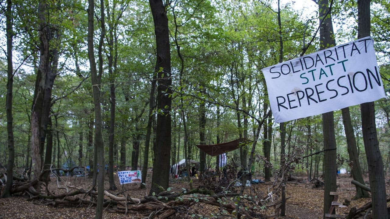 Ein Transparent mit der Aufschrift "Solidarität statt Repression".