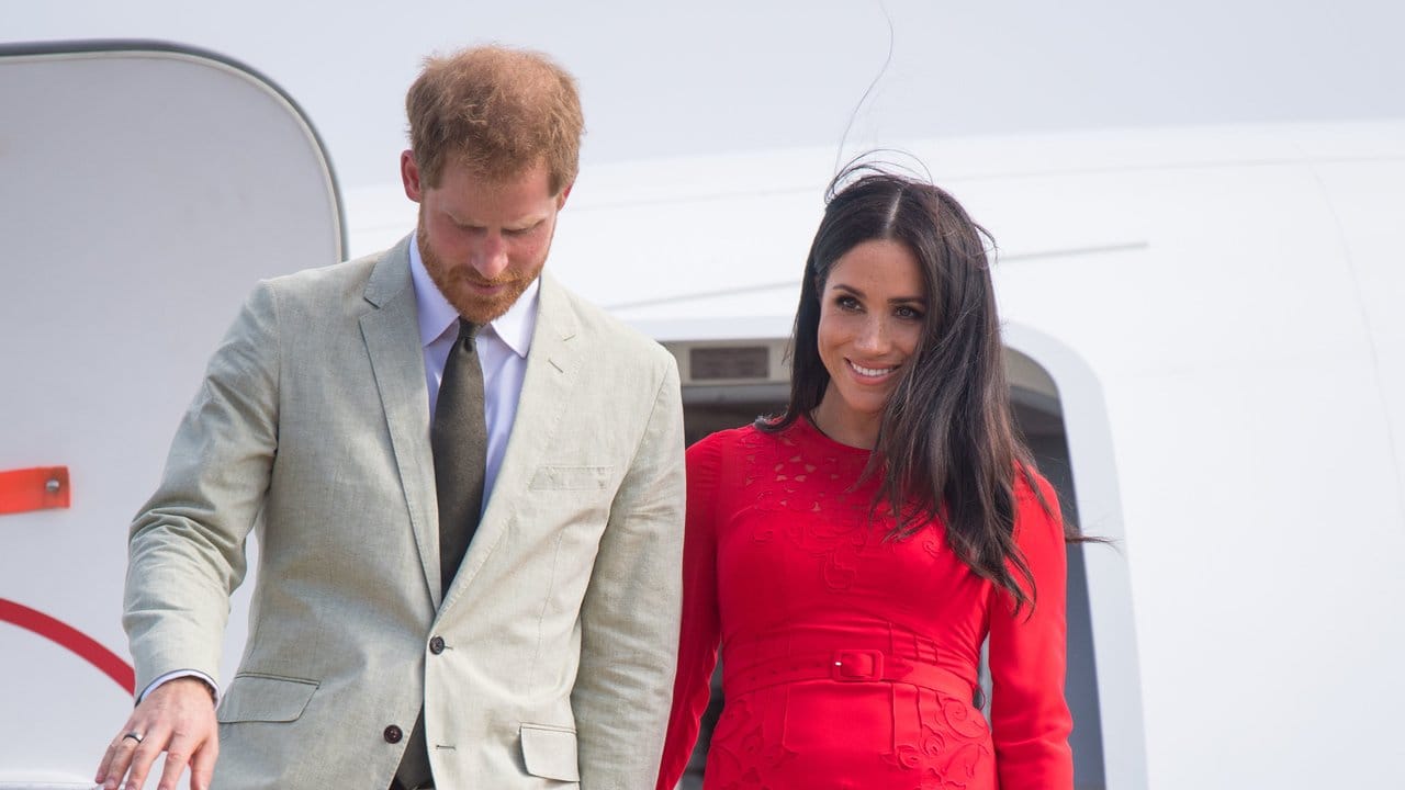 Der britische Prinz Harry und seine Frau Meghan bei der Ankunft am Flughafen Fua'amotu.
