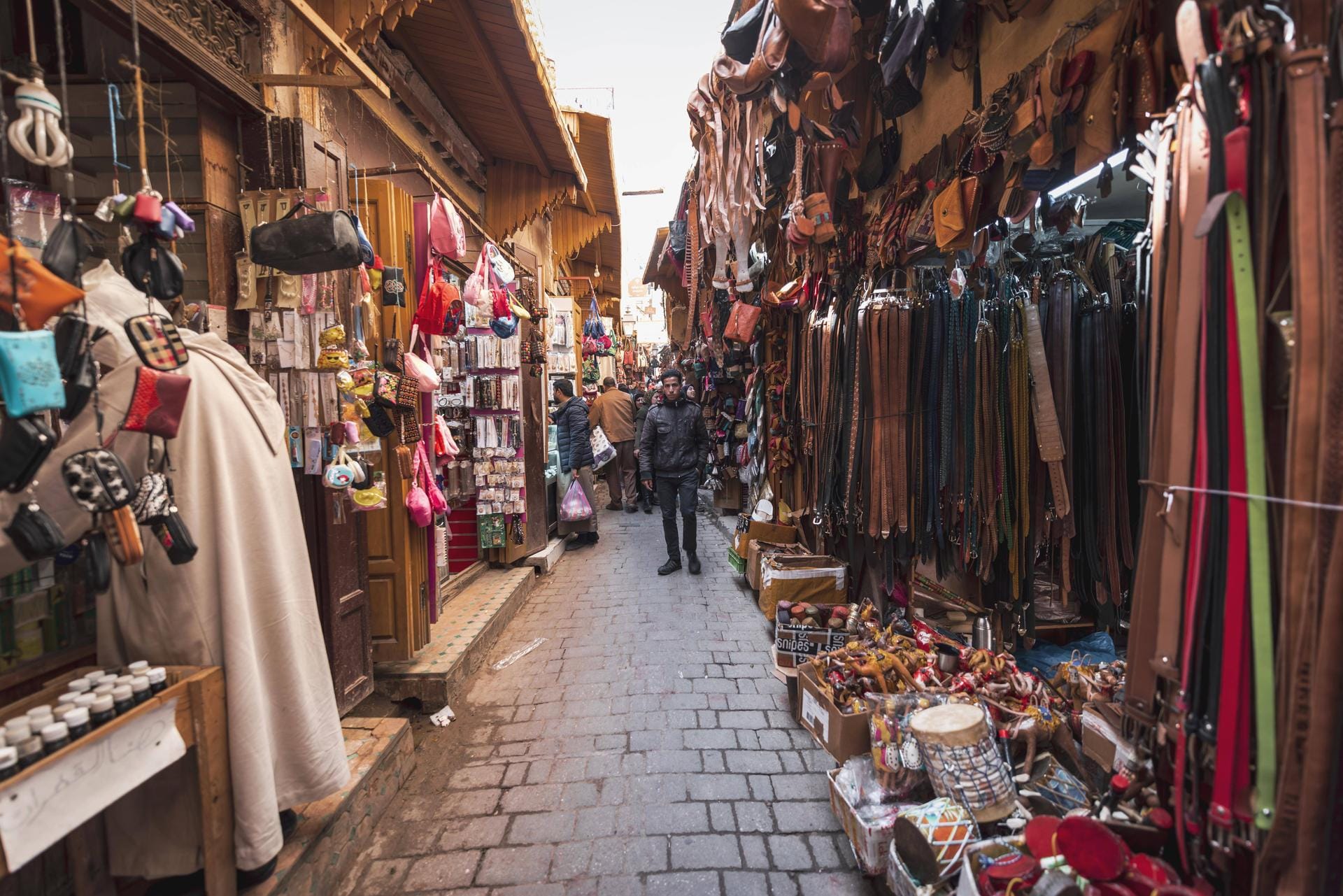 Markt in Fès: In der marokkanischen Stadt können Sie in engen Straßen authentische Märkte entdecken.