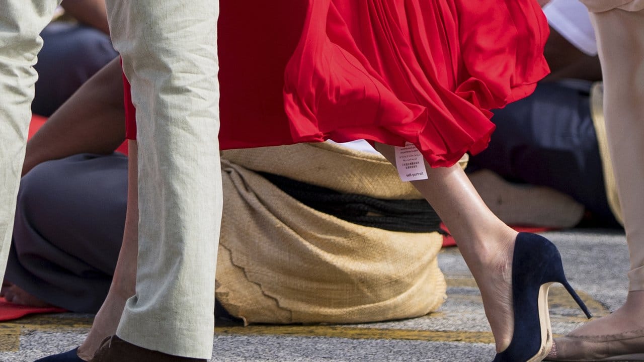 Ein Etikett lugt aus dem Kleid von Herzogin Meghan. Ein Etikett lugt aus dem Kleid von Herzogin Meghan.