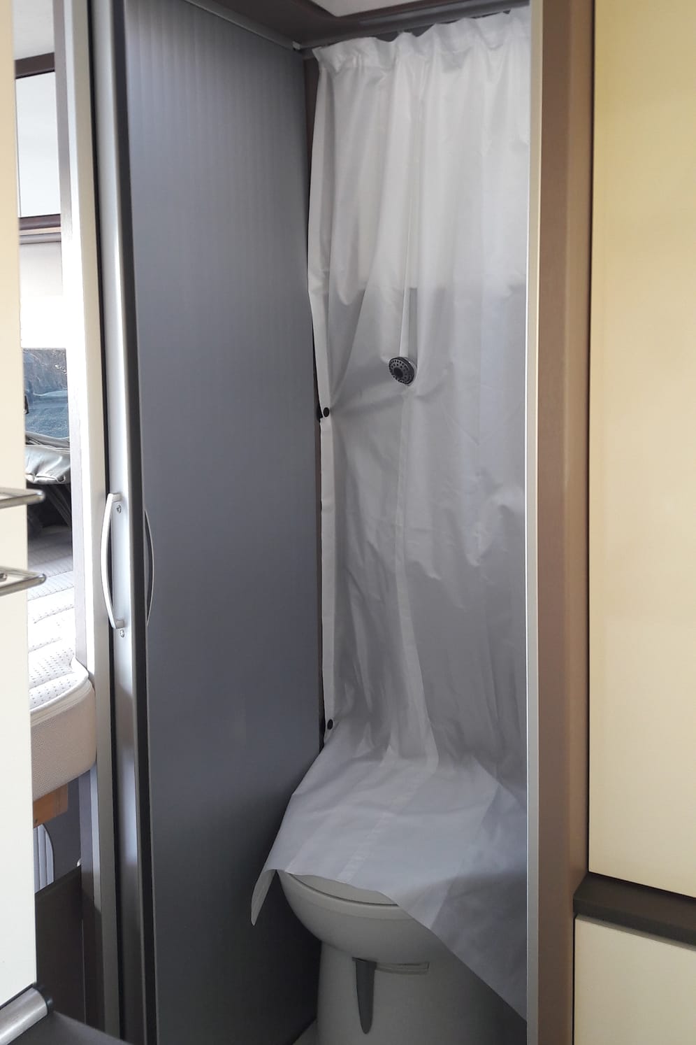 Schutz vor Wasserspritzern: Vorhang für die Dusche.