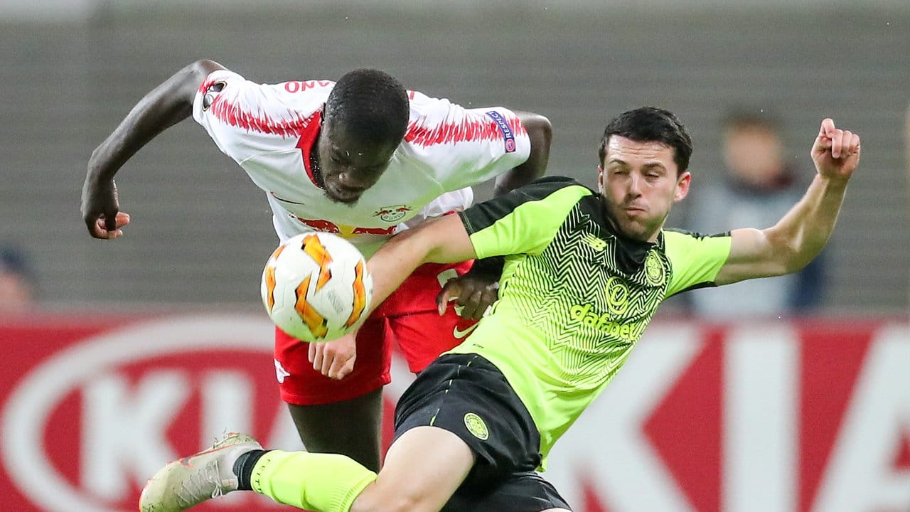 Leipzigs Dayot Upamecano (l) im Duell um den Ball mit Celtic-Spieler Lewis Morgan.