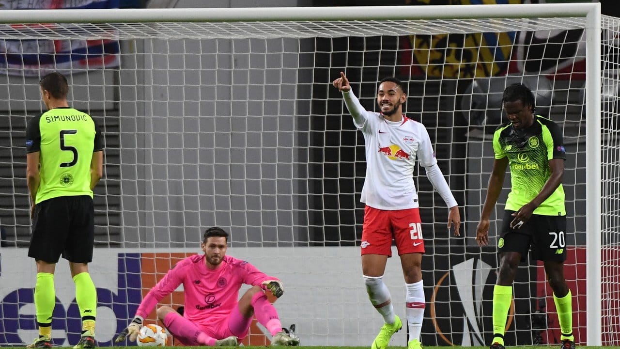 Matheus Cunha (M) von RB Leipzig feiert seinen Treffer zum 1:0 gegen Glasgow.