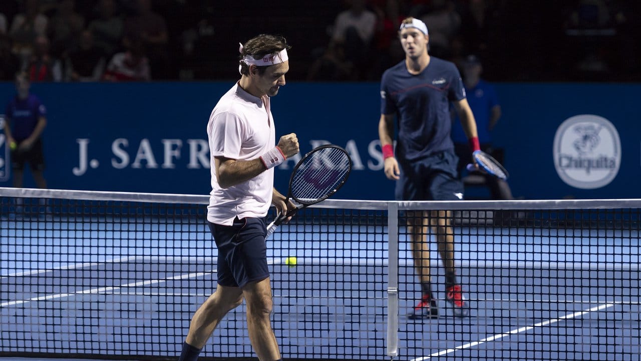 Roger Federer (l) ballt nach seinem Sieg über Jan-Lennard Struff die Faust.