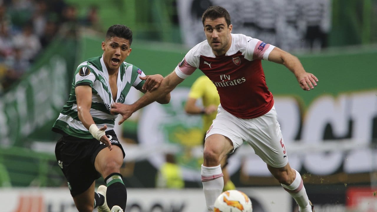 Sokratis (r) vom FC Arsenal foult Fredy Montero von Sporting Lissabon. Sokratis (r) vom FC Arsenal foult Fredy Montero von Sporting Lissabon.