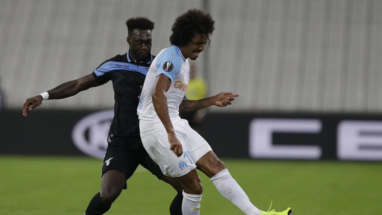 Felipe Caicedo von Lazio Rom kämpft gegen Luiz Gustavo Dias von Olympique Marseille um den Ball. Felipe Caicedo von Lazio Rom kämpft gegen Luiz Gustavo Dias von Olympique Marseille um den Ball.