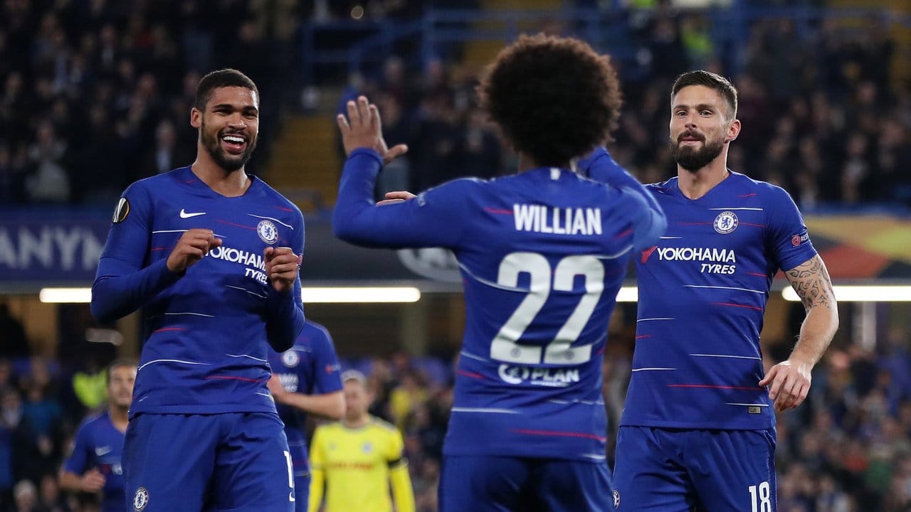 Chelseas Ruben Loftus-Cheek (l) bejubelt mit Willian und Olivier Giroud seinen Treffer zum 1:0 gegen Borisov. Chelseas Ruben Loftus-Cheek (l) bejubelt mit Willian und Olivier Giroud seinen Treffer zum 1:0 gegen Borisov.