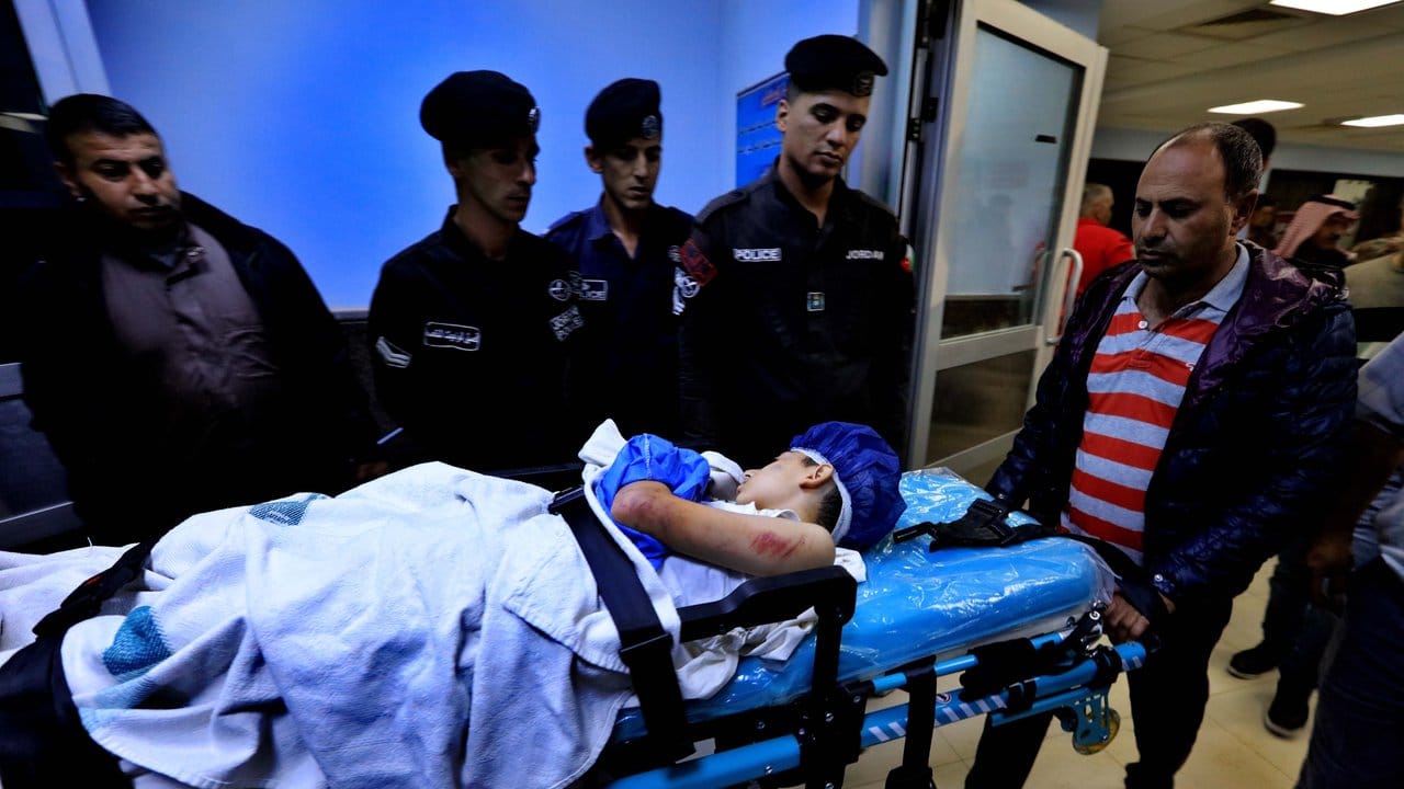Ein verletzter Schüler wird in einem Krankenhaus behandelt.
