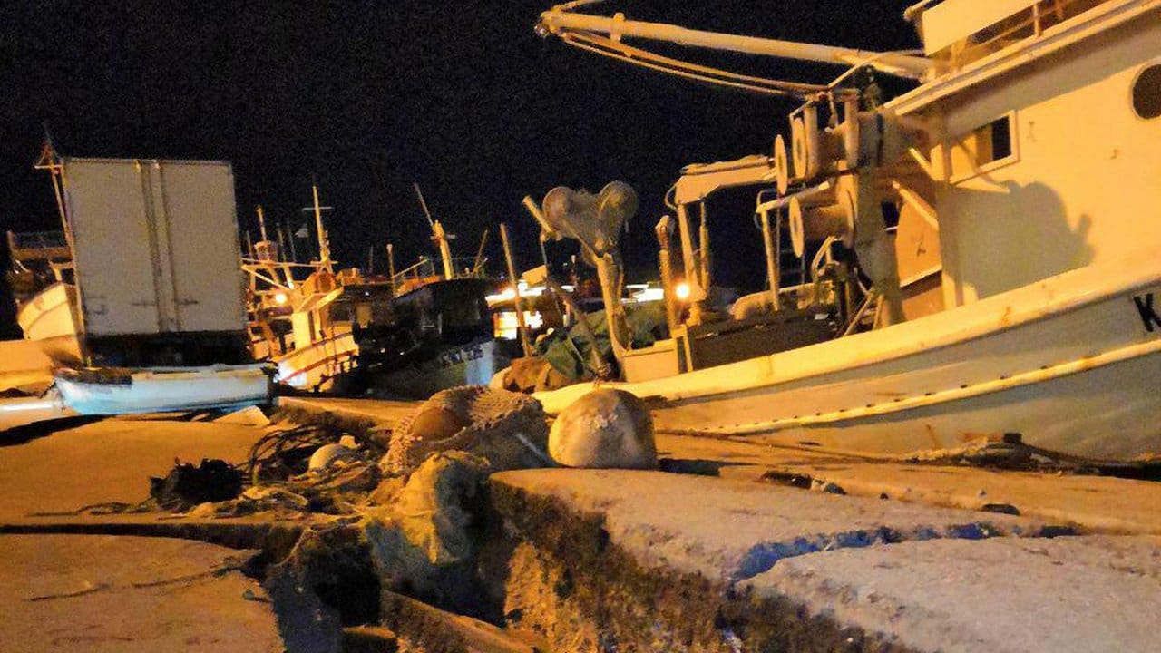 Schäden im Hafen von Zakynthos nach dem starken Seebeben im Ionischen Meer.