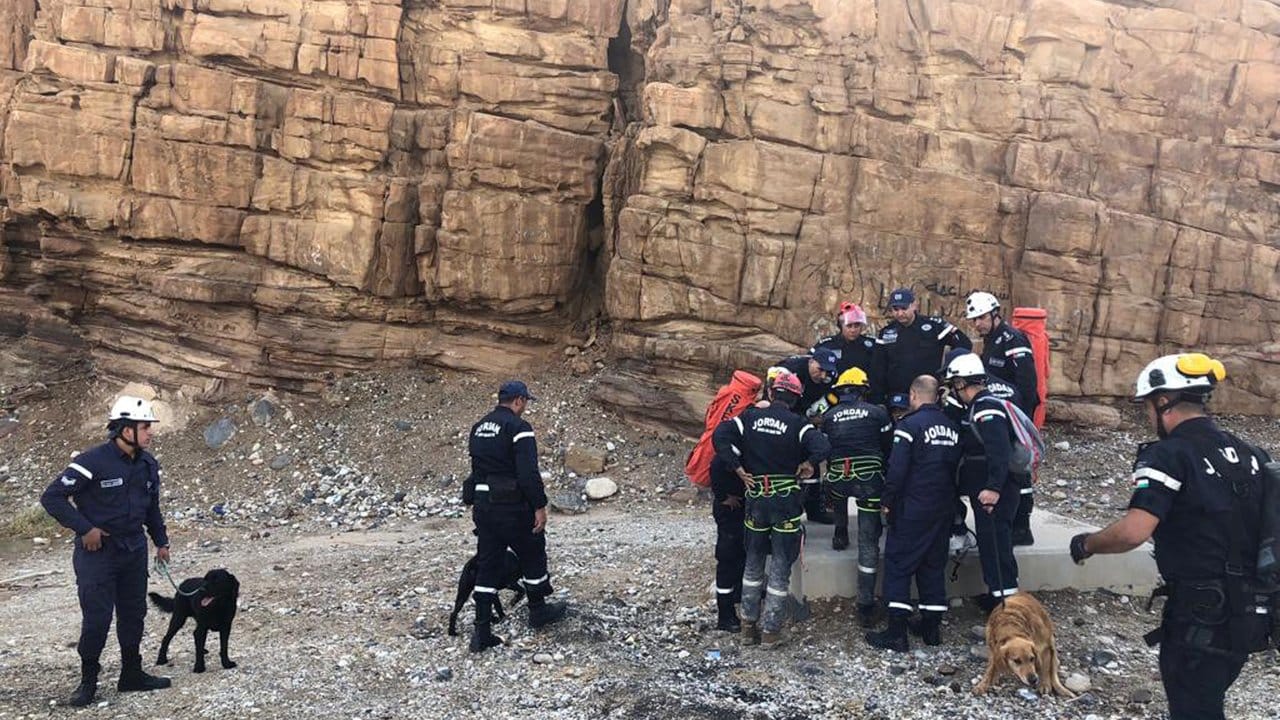 Rettungskräfte mit Spürhunden suchen nach Überlebenden, nachdem sich eine Sturzflut in der Nähe des Toten Meeres ereignete.
