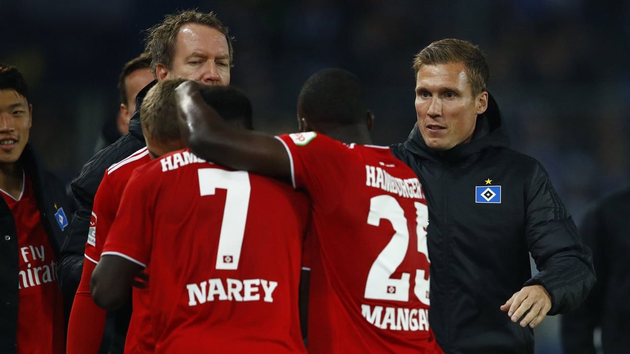 Torschütze Khaled Narey (l) feiert mit Orel Mangala (M) und Trainer Hannes Wolf (r) das Tor zum 1:0 gegen Magdeburg. Torschütze Khaled Narey (l) feiert mit Orel Mangala (M) und Trainer Hannes Wolf (r) das Tor zum 1:0 gegen Magdeburg.