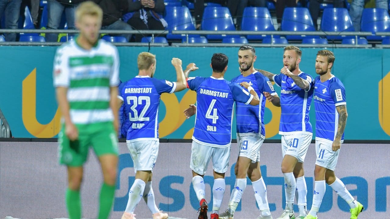 Darmstadts Torschütze Serdar Dursun (M) jubelt mit Mannschaftskollegen über sein Tor zum 2:0 gegen Fürth. Darmstadts Torschütze Serdar Dursun (M) jubelt mit Mannschaftskollegen über sein Tor zum 2:0 gegen Fürth.