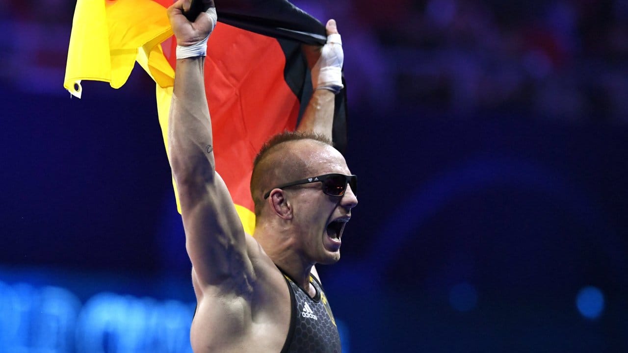 Frank Stäbler freut sich über seinen Sieg im Finalkampf gegen den Ungarn Balint Korpasi.