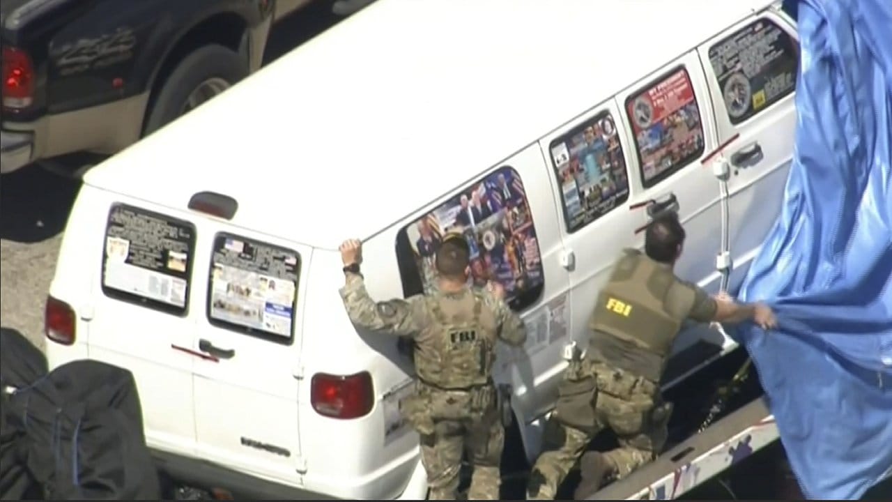 Ein von WPLG-TV zur Verfügung gestelltes Videostandbild zeigt FBI-Beamte, die einen Lieferwagen mit einer Plane abdecken, bevor er abtransportiert wird. Ein von WPLG-TV zur Verfügung gestelltes Videostandbild zeigt FBI-Beamte, die einen Lieferwagen mit einer Plane abdecken, bevor er abtransportiert wird.