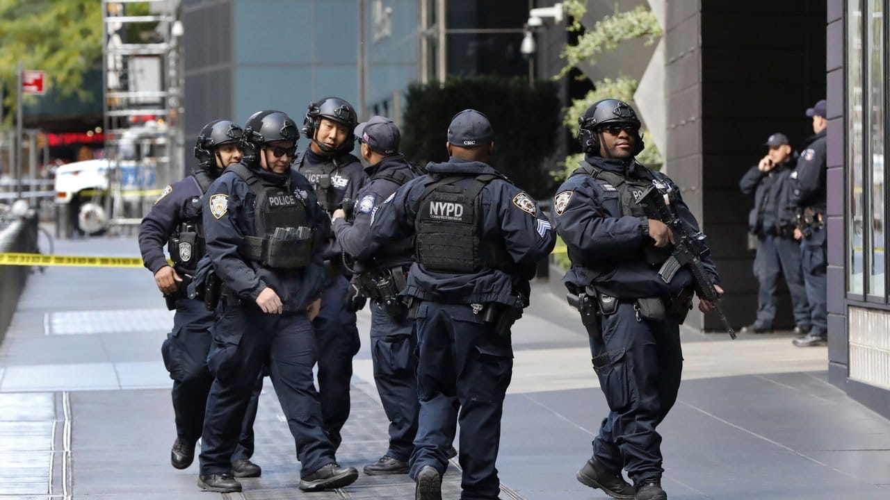Offiziere der New York City Police vor dem Time Warner Center, das nach dem Fund eines verdächtigen Pakets geräumt wurde. Offiziere der New York City Police vor dem Time Warner Center, das nach dem Fund eines verdächtigen Pakets geräumt wurde.