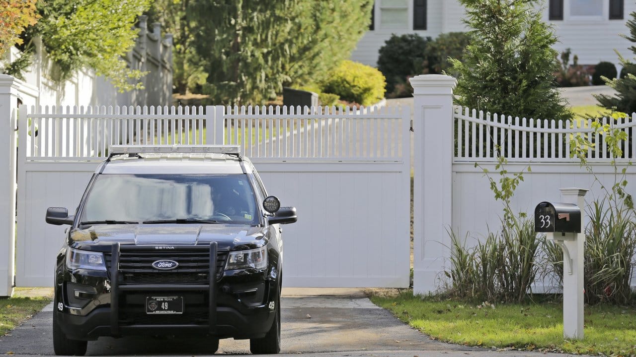 Polizeiauto vor dem Haus von Bill und Hillary Clinton: Der Secret Service hat verdächtige Pakete mit möglichen Sprengsätzen abgefangen. Polizeiauto vor dem Haus von Bill und Hillary Clinton: Der Secret Service hat verdächtige Pakete mit möglichen Sprengsätzen abgefangen.
