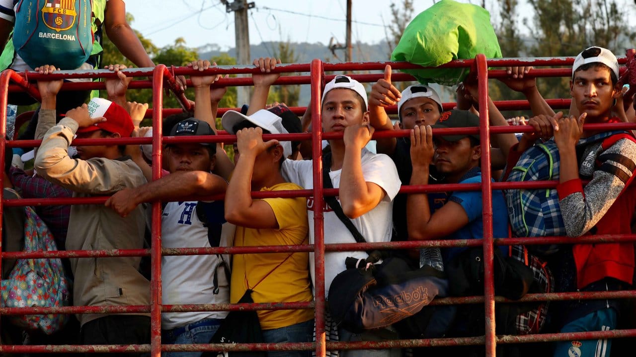 Migranten aus Mittelamerika setzen ihren Weg in Richtung US-Grenze in einem Transporter fort.
