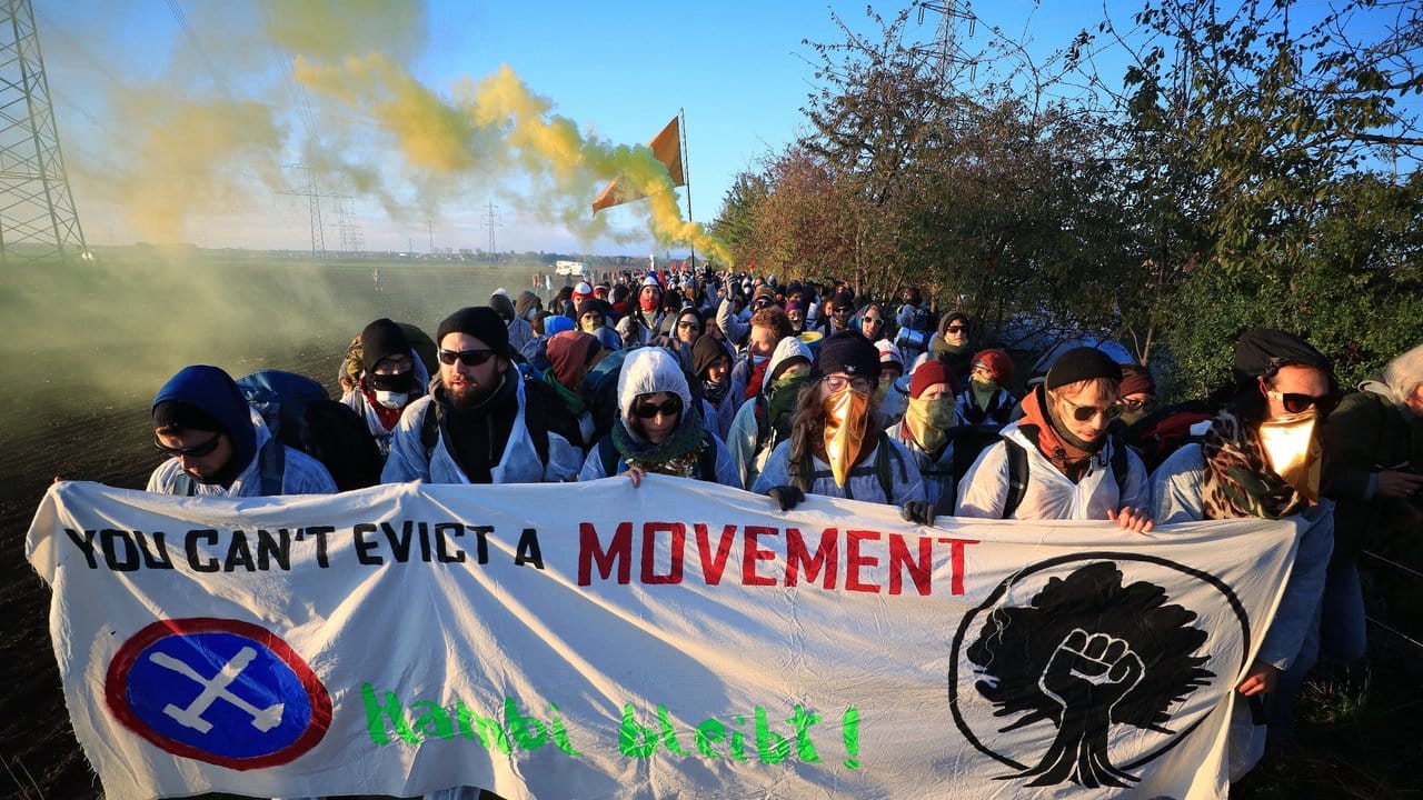 Das Aktionsbündnis Ende Gelände sprach von der bisher größten "Massenaktion zivilen Ungehorsams der Klimagerechtigkeitsbewegung" mit 6500 Aktivisten.