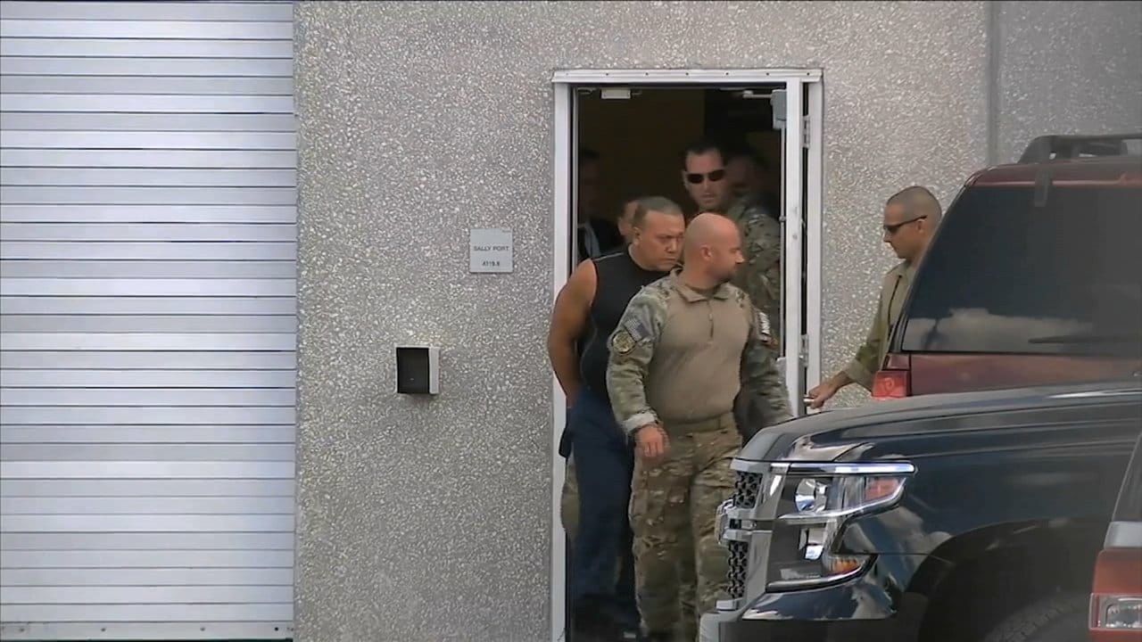 Dieses Bild aus einem Video von WPLG-TV zeigt FBI-Agenten, die einen verdächtigen Mann im ärmellosen Hemd begleiten. Dieses Bild aus einem Video von WPLG-TV zeigt FBI-Agenten, die einen verdächtigen Mann im ärmellosen Hemd begleiten.