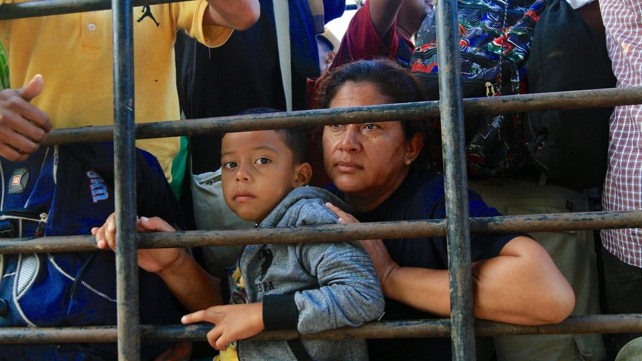 Eine Mutter sitzt mit ihrem Kind inmitten einer Gruppe mittelamerikanischer Migranten auf einem Lkw, mit dem sie weiter nach Tepanatepec reisen.