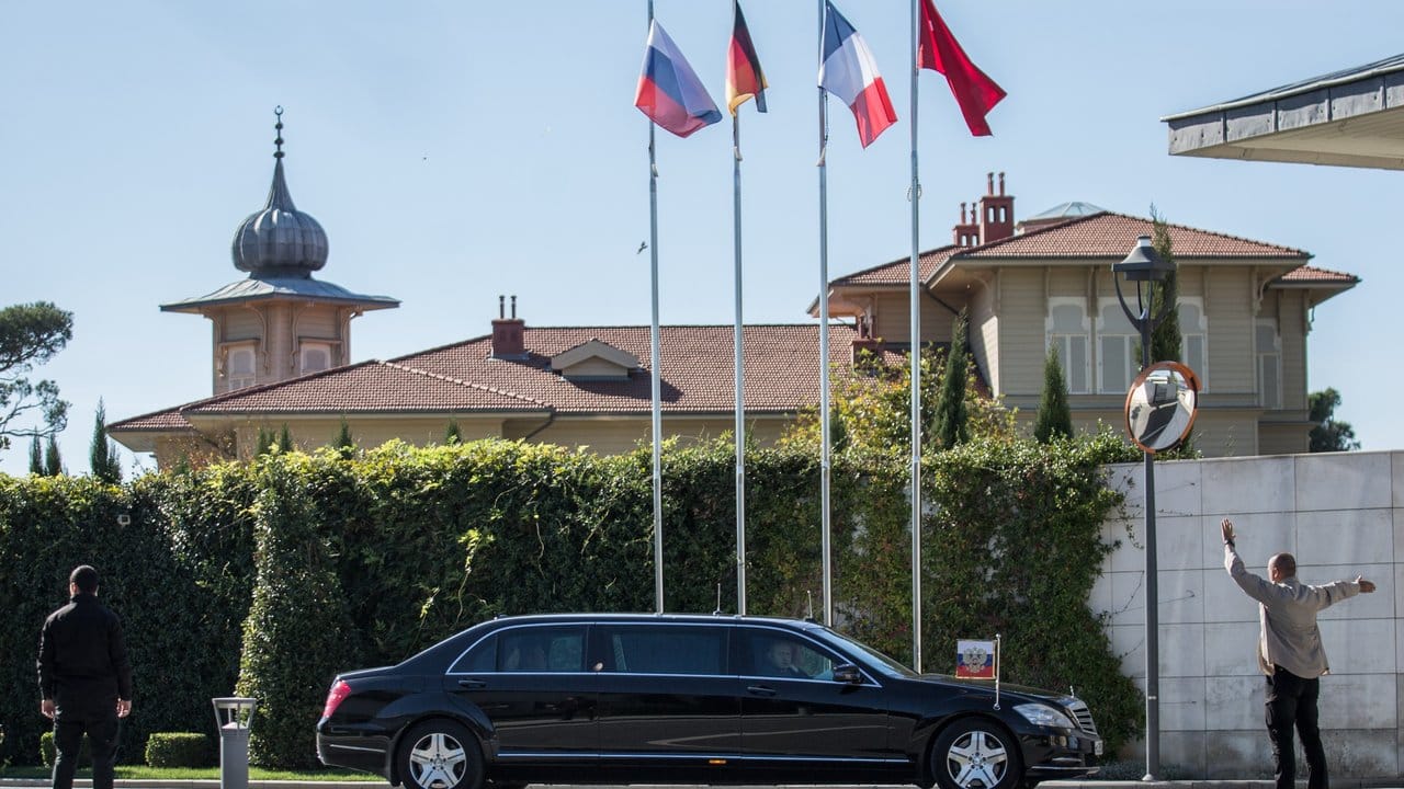 Der russische Präsident Wladimir Putin kommt mit dem Auto zu einem Quartett-Gipfel zwischen der Türkei, Deutschland, Russland und Frankreich über Syrien an.