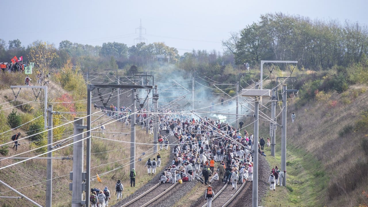 Die Blockade der Kohlebahn führte zu weiteren Störungen im allgemeinen Bahnverkehr.