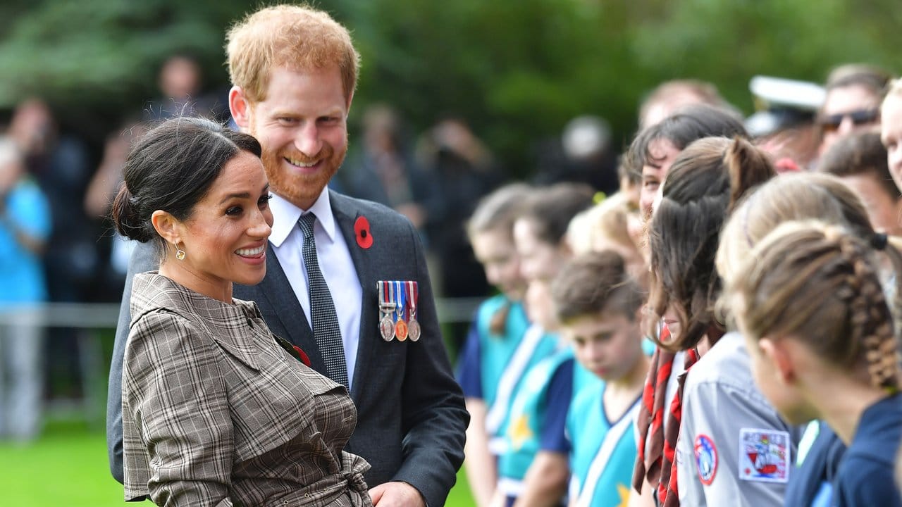 Zum Abschluss in Neuseeland: Prinz Harry und seine Ehefrau Meghan unterhalten sich während der traditionellen Begrüßungszeremonie im Garten des Gouverneurshauses in Wellington mit Schulkindern.