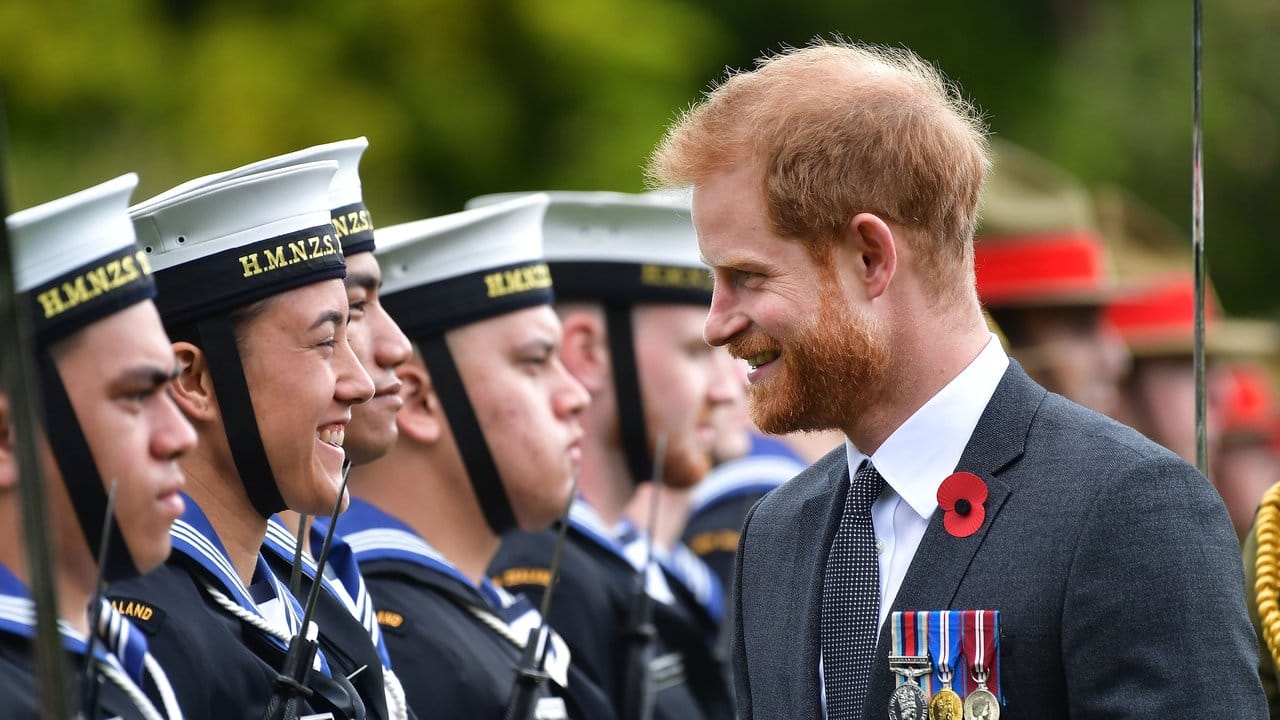 Prinz Harry (r) inspiziert bei einer offiziellen Begrüßungszeremonie im Garten des Gouverneurshauses die Ehrengarde.
