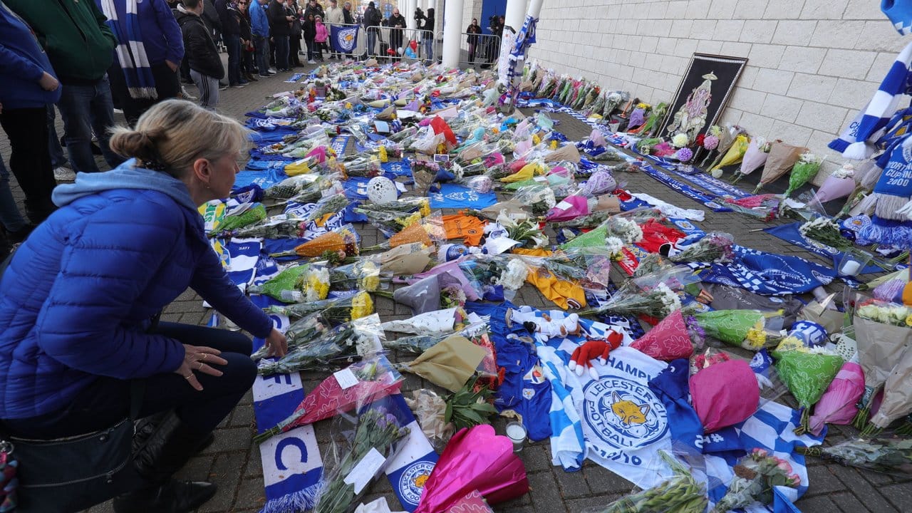 Leicester-Fans legen nach dem Helikopter-Absturz Blumen am Stadion nieder. Leicester-Fans legen nach dem Helikopter-Absturz Blumen am Stadion nieder.